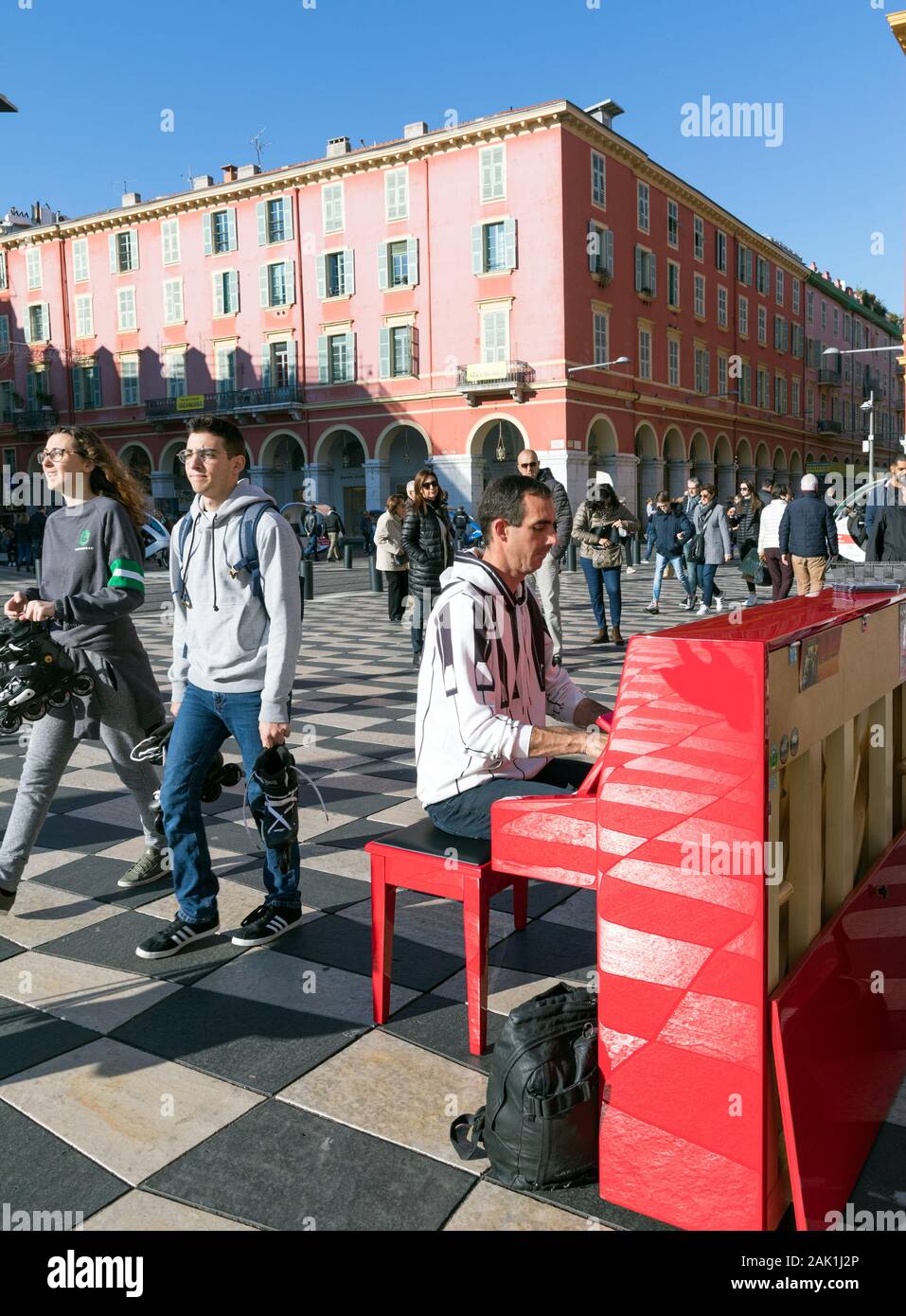 Ein Mann spielt ein Klavier In Place Massena Square Nizza Frankreich Stockfoto