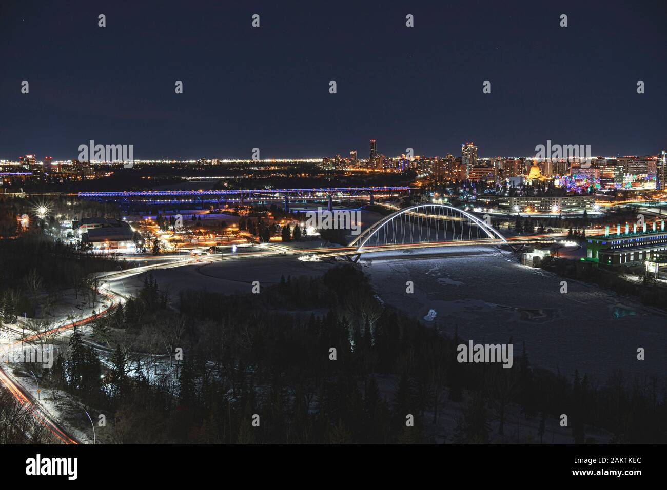 Nacht Blick auf Walterdale Bridge und die Innenstadt von Edmonton, Alberta, Kanada. Stockfoto