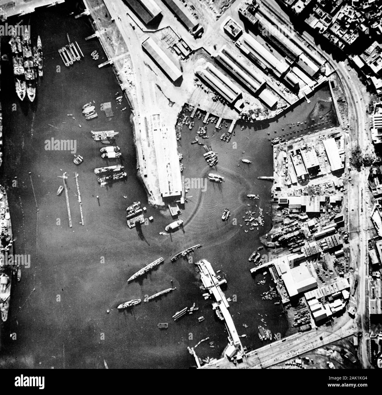 Luftaufnahme der Hafen von Casablanca, Marokko, zum Zeitpunkt der Landung der Alliierten in Nordafrika. Beachten Sie die versunkenen Schiff in der Mitte des Hafens und der Französischen Schlachtschiff Jean Bart auf der linken Seite. 9. November 1942 Stockfoto