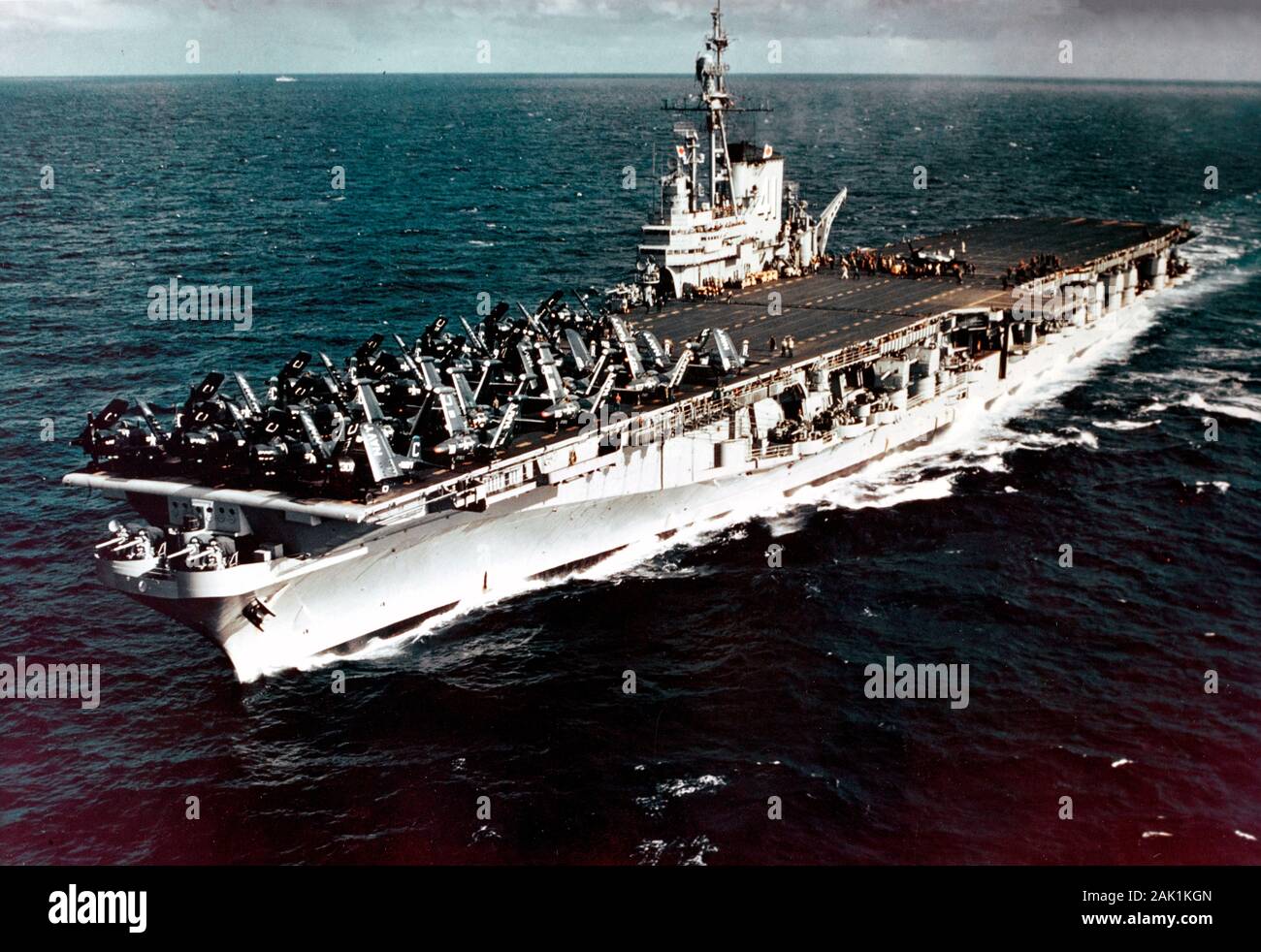 Die US-Marine Flugzeugträger USS Midway (CVB-41) aus dämpfen den Firth of Clyde, Schottland (UK), vor der "Operation Mainbrace' Übungen, September 1952. Douglas AD-4 Skyraider, Vought F4U-4 Corsair, und Grumman F9F-2 Panther Flugzeuge der Fluggesellschaft Air Gruppe 6 (CVG-6) sind auf ihrem Flight Deck beschmutzt. September 1952 Stockfoto