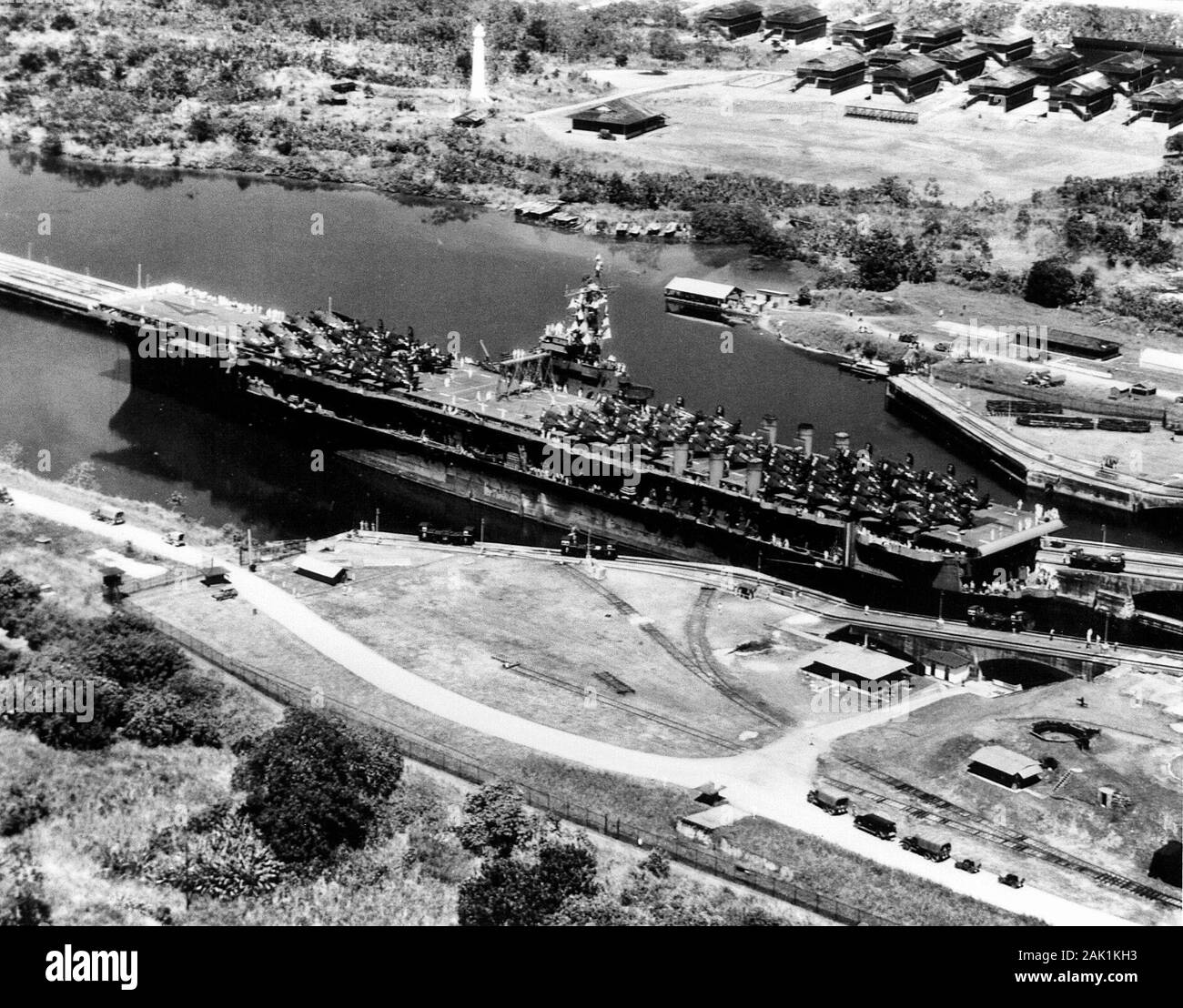 Die US-Marine Flugzeugträger USS Ranger (CV-4) die Durchfuhr durch den Panamakanal in 1945. Stockfoto