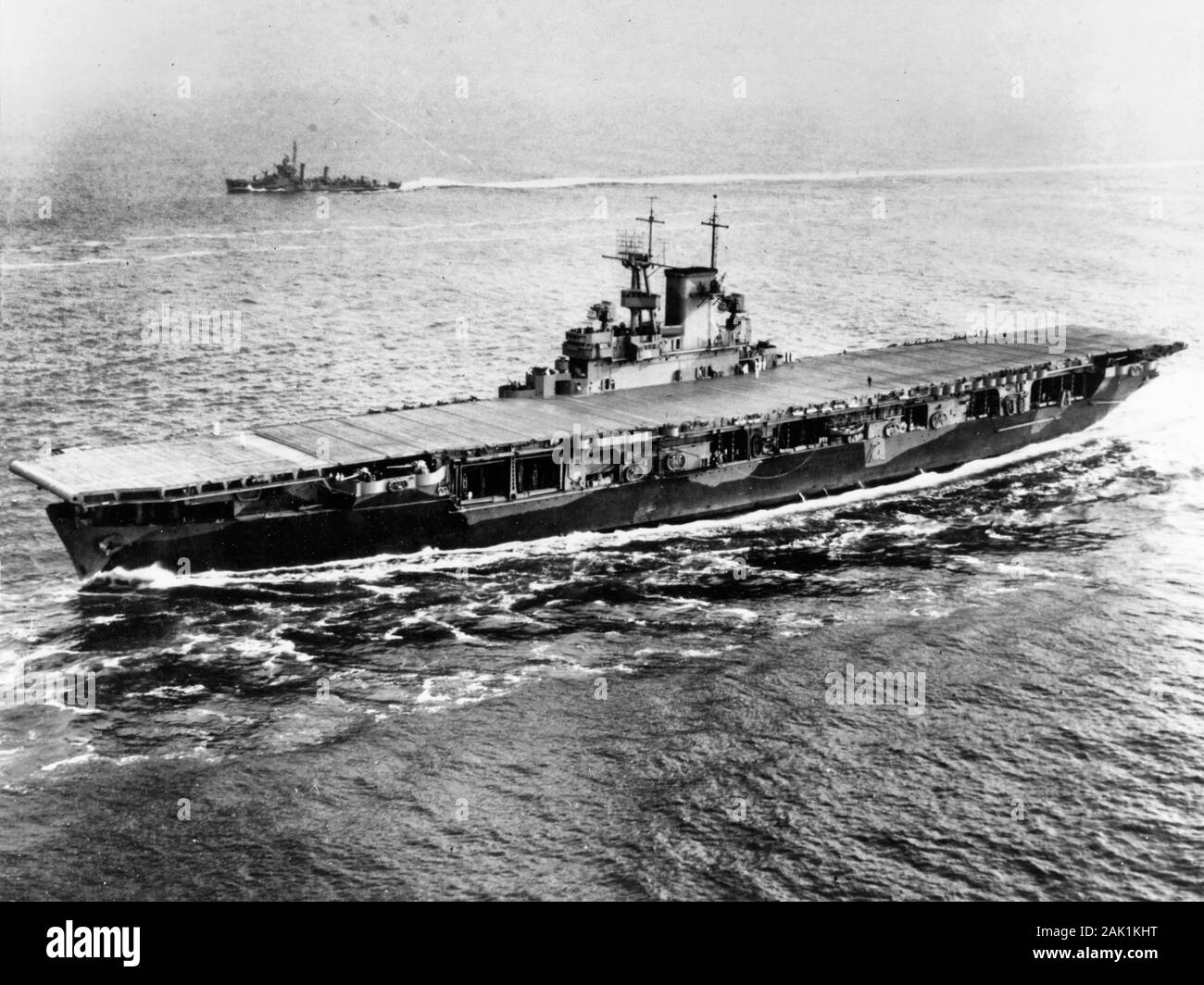 Die US-Marine Flugzeugträger USS Wasp (CV-7) in Hampton Roads, Virginia (USA), am 26. Mai 1942. Die Begleitung Zerstörer USS Edison (DD-439) ist im Hintergrund sichtbar. Stockfoto