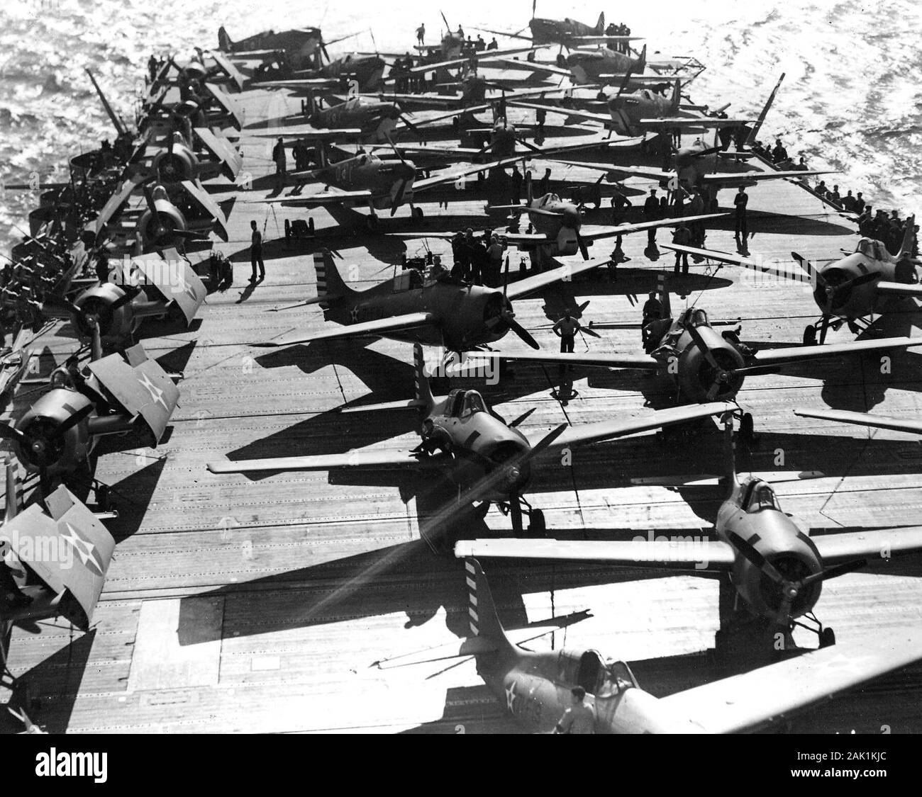 U.S. Navy Grumman F4F-4 Wildcat von der Bekämpfung von Squadron 71 (VF-71) und Royal Air Force Supermarine Spitfire Mk.vc von Nr. 603 Squadron RAF auf dem Deck des Flugzeugträgers USS Wasp (CV-7) am 19. April 1942. In landete sie Torpedo Flugzeuge und Dive Bomber bei Hatson in Orkney (UK), Wasp hatte 47 Spitfires von Nr. 603 Squadron in Glasgow am 13. April geladen, dann auf der 14 Verstorbenen für 'Kalender'. Wasp und ihre Ehefrauen durch die Straße von Gibraltar unter der Abdeckung des Pre-dawn Finsternis am 19. April. Um 04:00 Uhr Am 20. April, Wasp beschmutzt 11 Wildkatzen auf ihr Deck und stieß sie Stockfoto