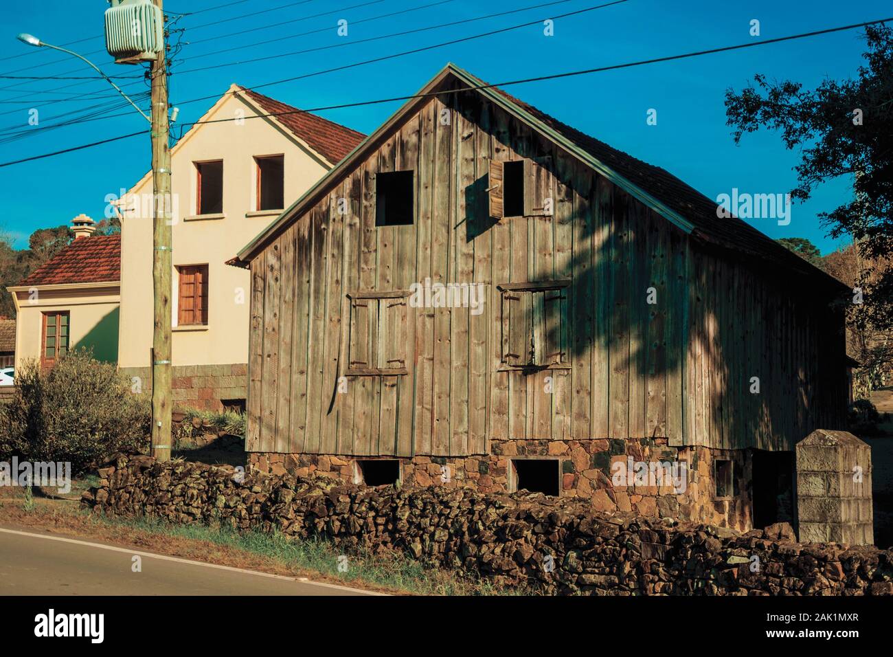 Alte ländliche Haus aus Holz in einem traditionellen italienischen beeinflussten Stil in der Nähe von Bento Goncalves. Ein Wein produzierenden Land Stadt im Süden Brasiliens. Stockfoto