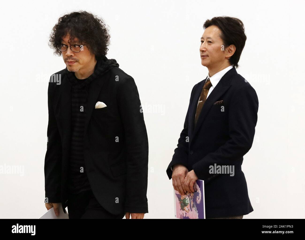 Tokio Japan 6 Januar 2020 Zeichner Naoki Urasawa L Und Hirohiko Araki R Die Eroffnungsfeier Der Olympischen Spiele 2020 In Tokio Und Paralympics Offizielle Kunst Poster Ausstellung Im Museum Fur Zeitgenossische Kunst