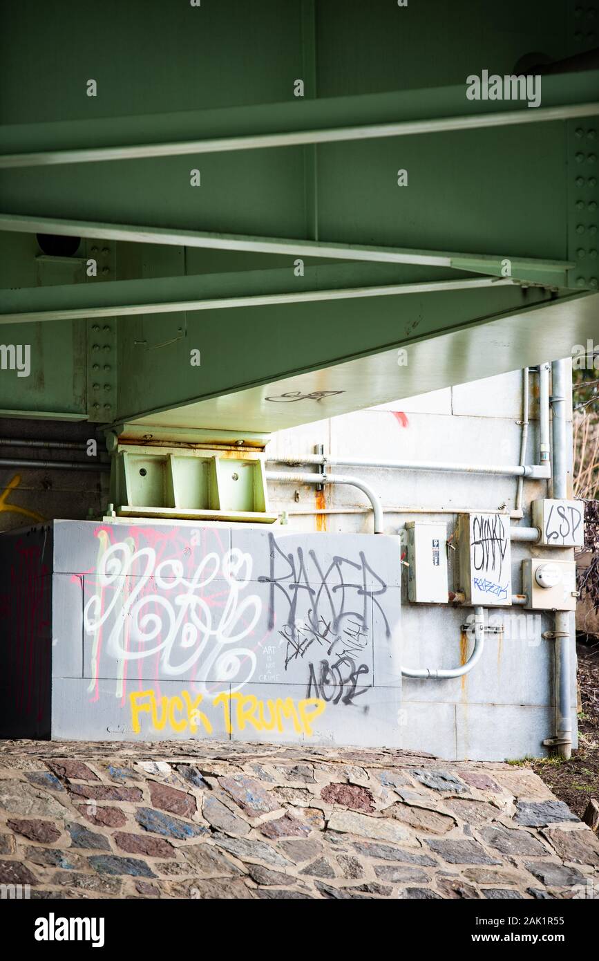 Graffiti Schriftzug unter einer Brücke liest, 'Fuck Trump' Stockfoto