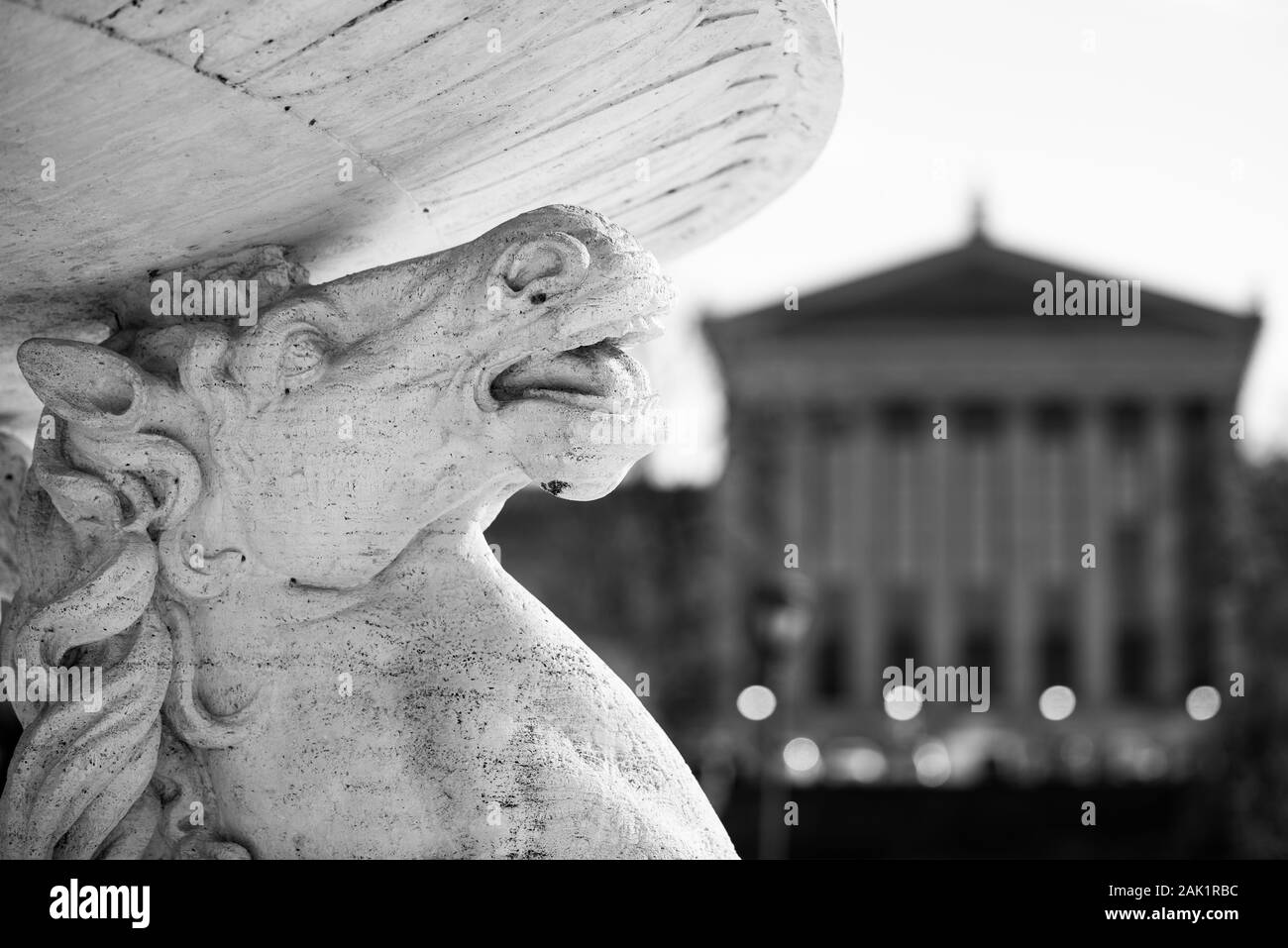 Nahaufnahme der Brunnen der Seepferdchen mit dem Philadelphia Art Museum im Hintergrund. Stockfoto