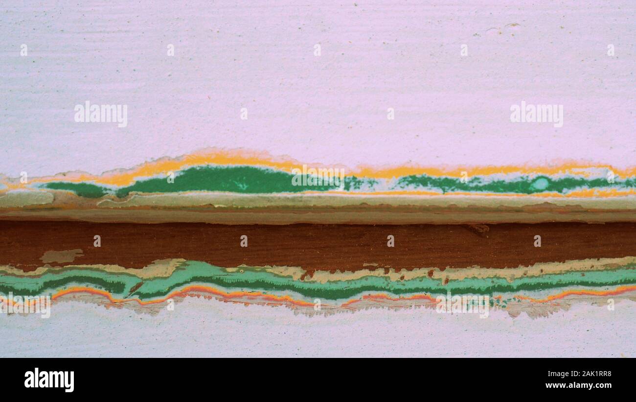 Das Schleifen eines weißen Holzhaus, für die Lackierung vorbereitet wird, zeigt vier früheren Haus Farben Stockfoto