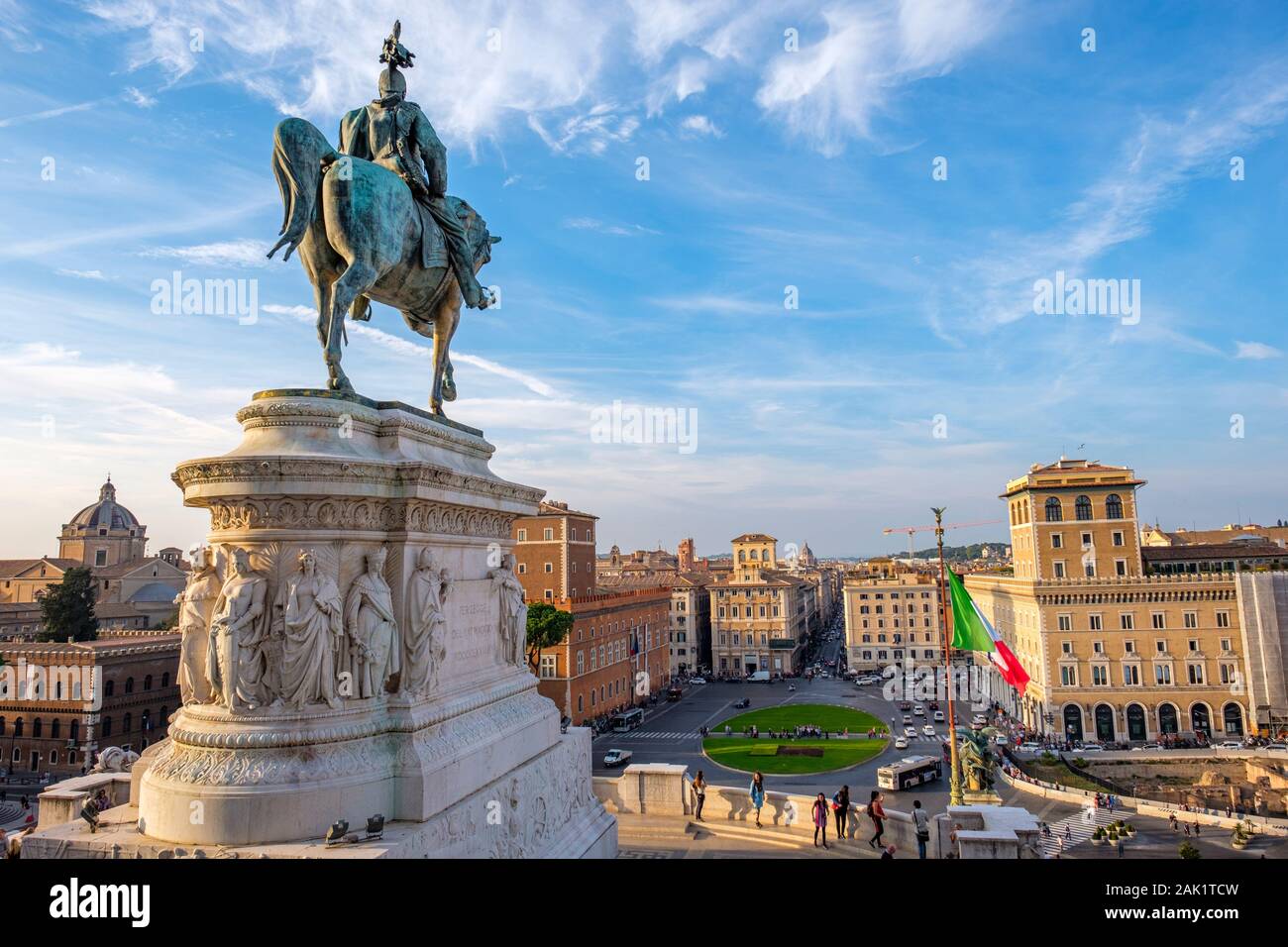 Reiterstatue von Victor Emmanuel II. Von Enrico Chiaradia, Victor Emmanuel II. Denkmal, Altar des Vaterlandes, goldene Stunde, Sommertag Rom, Italien Stockfoto