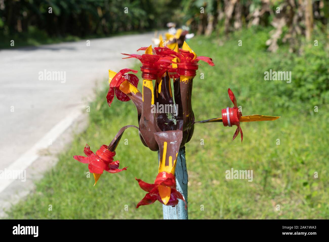 Eine improvisierte dekorative Blume aus recycelten Plastikflaschen hergestellt. Siargao Island, Philippinen Stockfoto