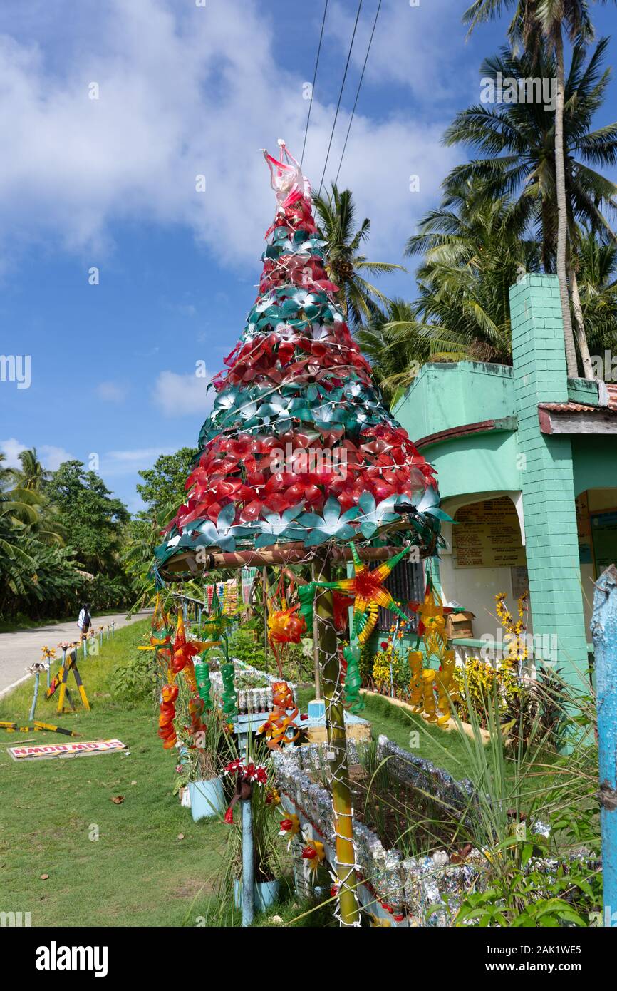 Bin improvisierte Weihnachtsbaum aus recycelten Plastikflaschen hergestellt, Siargao Island, Philippinen Stockfoto