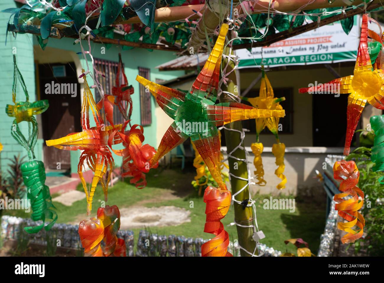 Eine improvisierte Weihnachten Dekoration Blumen aus recycelten Plastikflaschen. Siargao Island, Philippinen Stockfoto