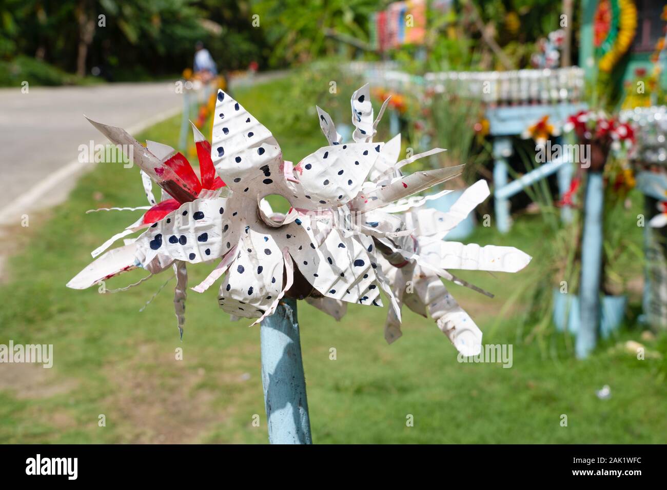 Eine improvisierte dekorative Blume aus recycelten Plastikflaschen hergestellt. Siargao Island, Philippinen Stockfoto