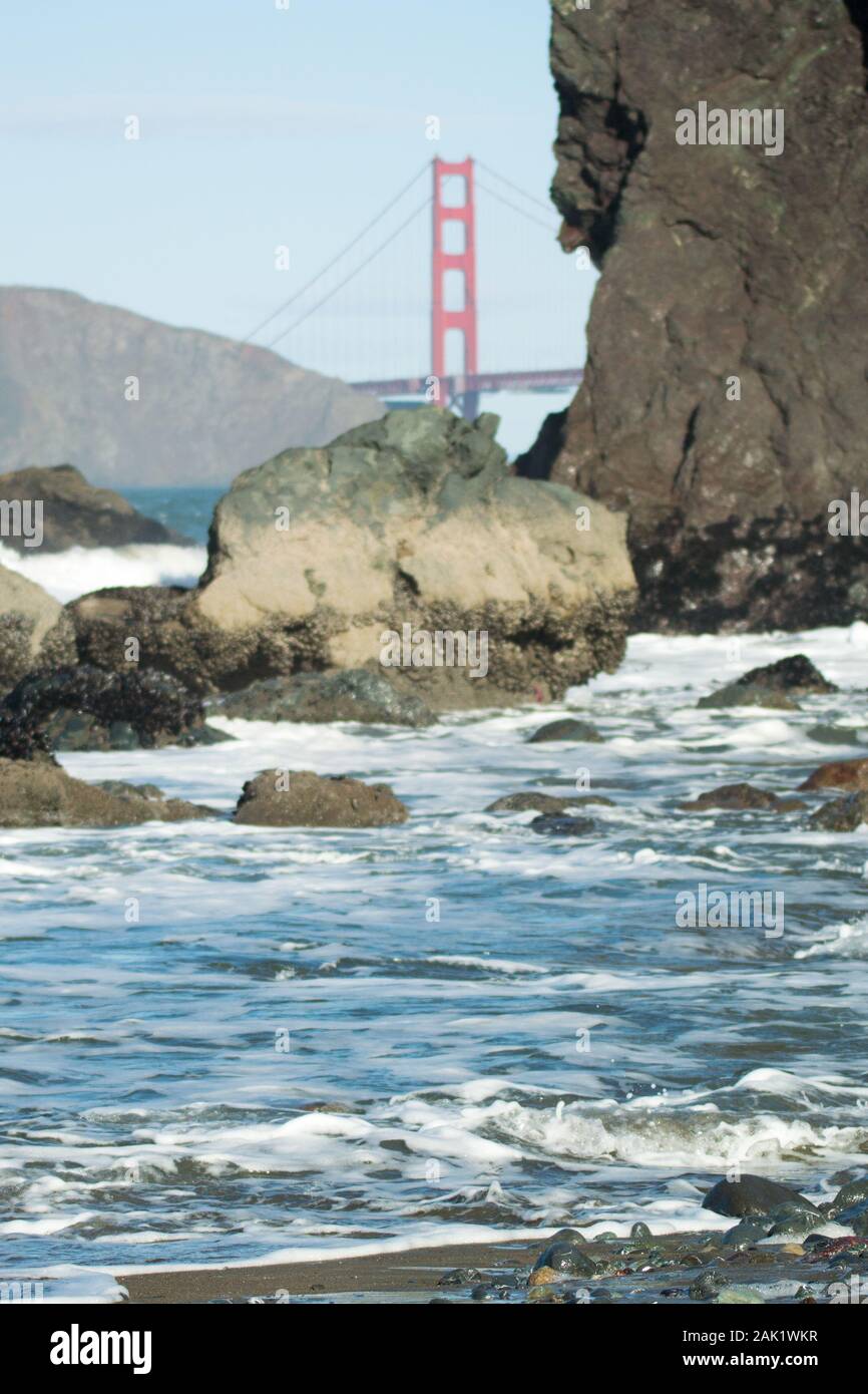 Blick auf die Golden Gate Bridge, vom Mile Rock Beach, westlich der Brücke. Stockfoto