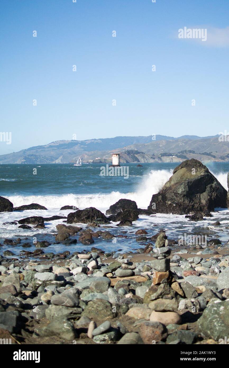 Meile Rock Beach, Lands End Trail, San Francisco Bay - Rocky Beach Shoreline mit Blick auf Point Bonita, Marin Country und Mile Rocks Helipad Stockfoto