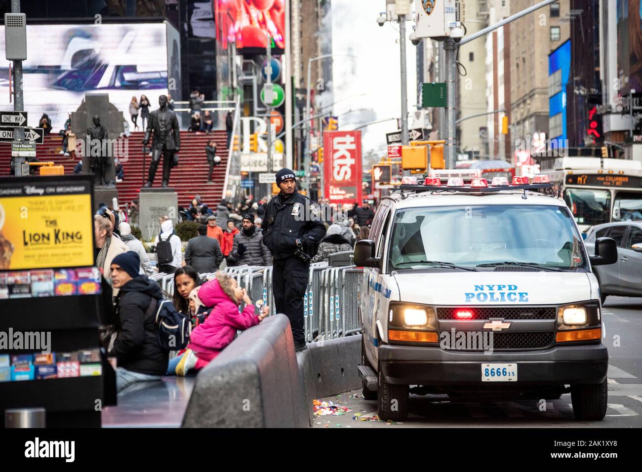 New York, USA. 6. Januar, 2020. Die Polizei stand Guard am Times Square in New York, USA, Jan. 6, 2020. New York City (NYC) ist die Sicherheit an zentralen Standorten nach der gezielten Tötung iranischer Kommandant Qasem Soleimani durch einen US-Luftangriff im Irak verstärkt. Credit: Wang Ying/Xinhua/Alamy leben Nachrichten Stockfoto