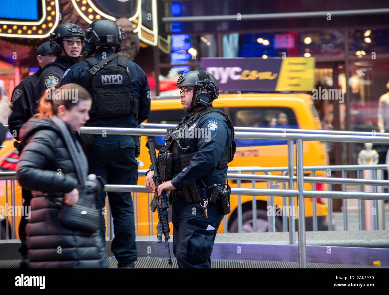 New York, USA. 6. Januar, 2020. Die Polizei stand Guard am Times Square in New York, USA, Jan. 6, 2020. New York City (NYC) ist die Sicherheit an zentralen Standorten nach der gezielten Tötung iranischer Kommandant Qasem Soleimani durch einen US-Luftangriff im Irak verstärkt. Credit: Wang Ying/Xinhua/Alamy leben Nachrichten Stockfoto