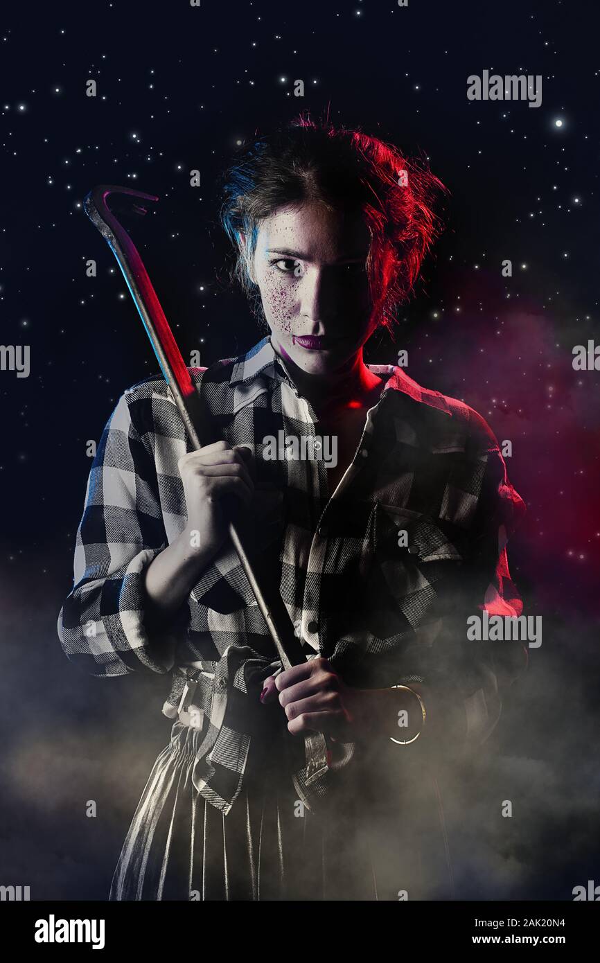 Blutiger ernst junge Frau mit Brecheisen in trüben dunkel getönten Kamera Bild suchen Stockfoto