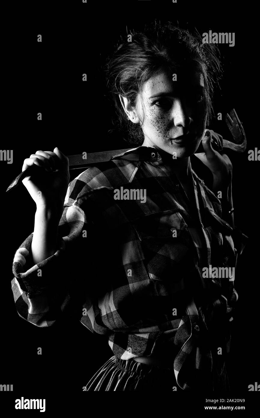 Blutiger ernst junge Frau mit Brecheisen in dunklen Blick auf Kamera monochromen Bild Stockfoto