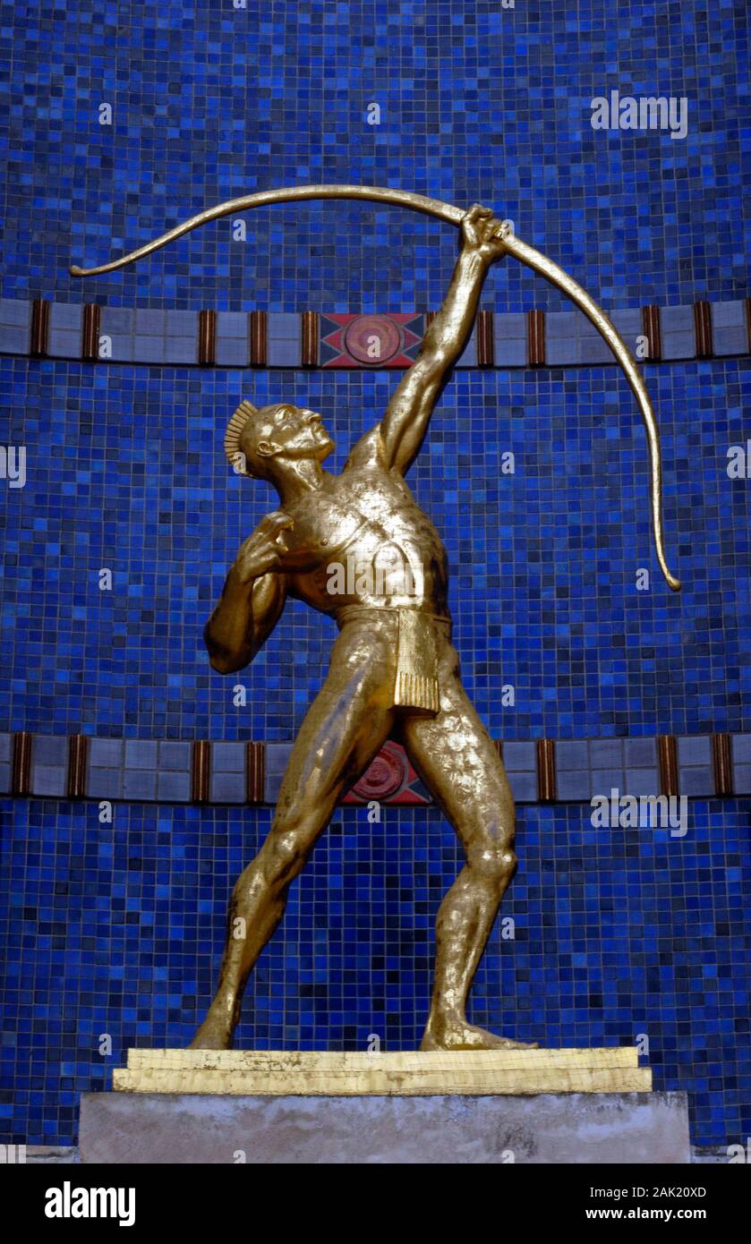 Die Statue Tejas Warrior des Bildhauers Allie Victoria Tennant steht außerhalb der Wahrzeichen Hall of State im Fair Park in Dallas, Texas. Stockfoto