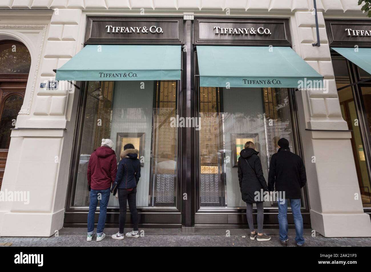 Prag, Tschechien - NOVEMBER 1, 2019: Tiffany & Co Logo vor Ihrer wichtigsten Store für Prag. Tiffany & Co. ist ein US-amerikanischer Luxus Schmuck Kette von Sto Stockfoto