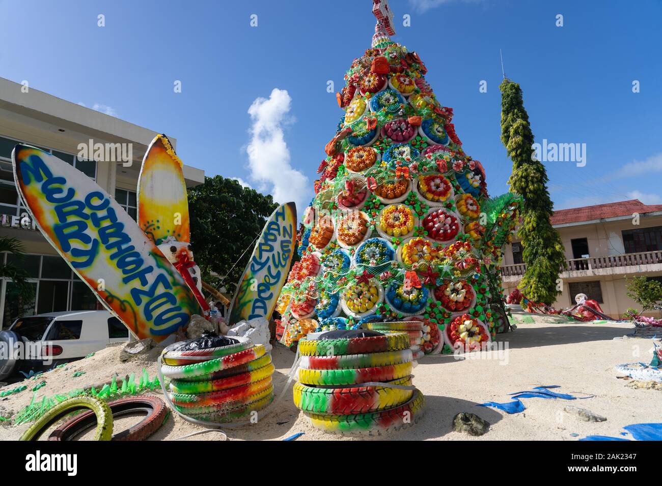 Bin improvisierte Weihnachtsbaum aus recycelten Plastikflaschen hergestellt, Siargao Island, Philippinen Stockfoto