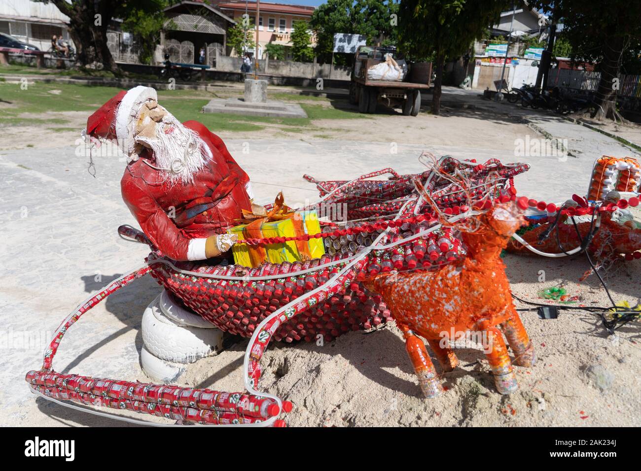 Bin improvisierte Weihnachtsmann, Rentier und Schlitten aus recycelten Plastikflaschen hergestellt, Siargao Island, Philippinen Stockfoto