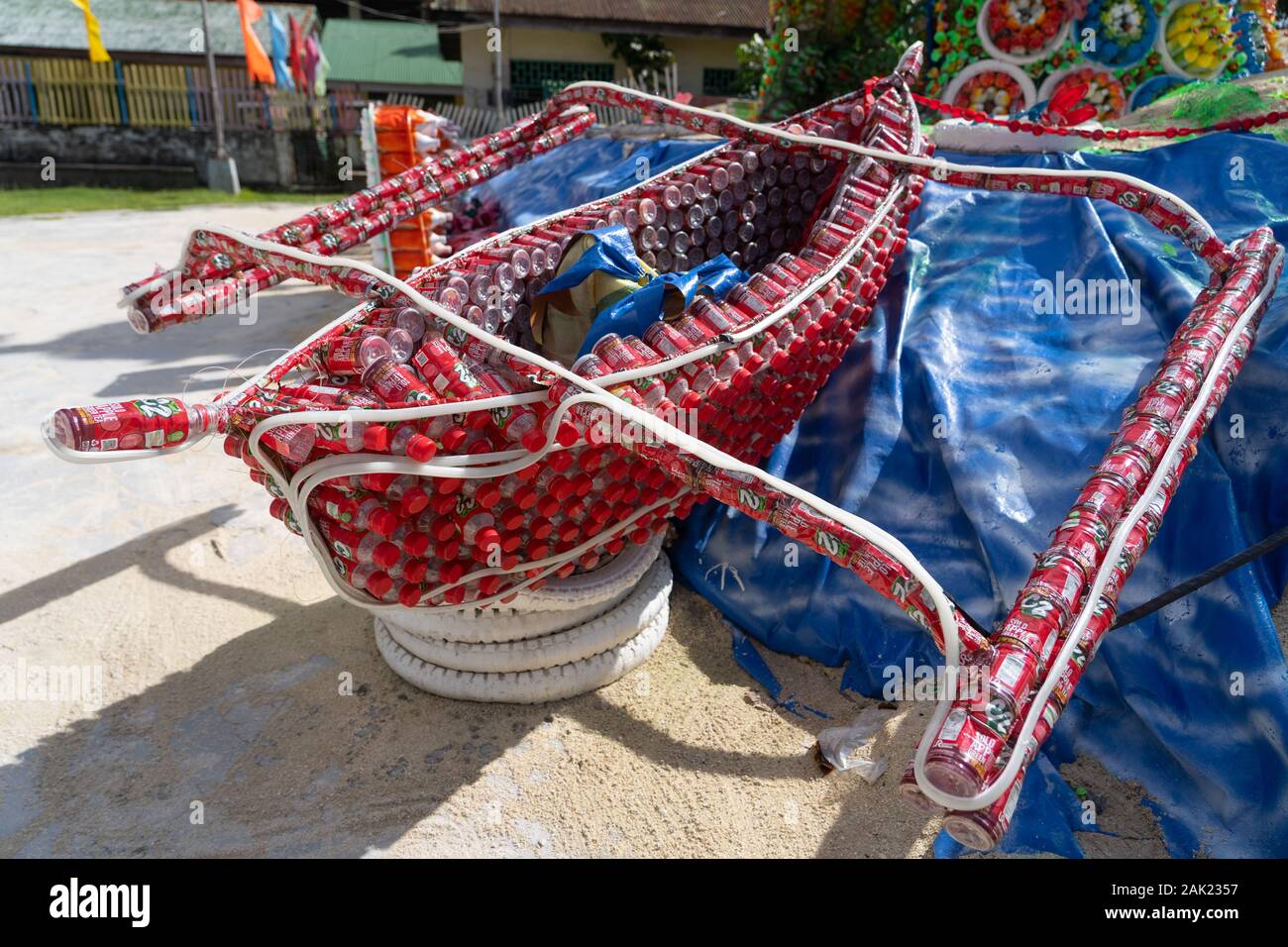 Bin improvisierte Auslegerboot in einem Weihnachten empfohlene, aus recycelten Plastikflaschen hergestellt, Siargao Island, Philippinen Stockfoto
