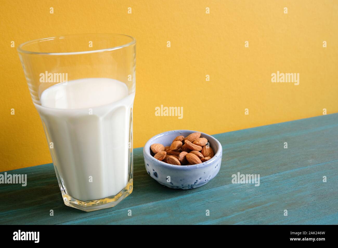 Mandelmilch mit Mandel auf hölzernen Tisch Stockfoto