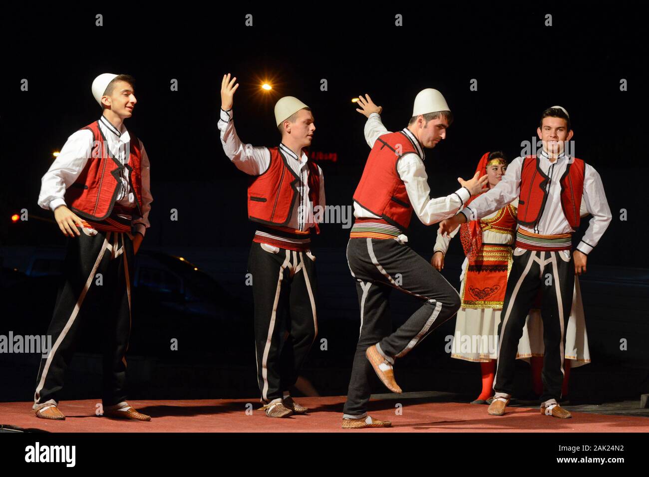 Albanische Volkstanzgruppe mit traditionellen Kostümen, feiert der Ramadan in Skopje, Mazedonien Stockfoto