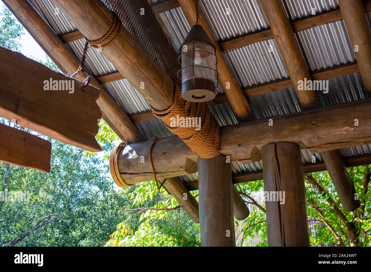 Obergrenze der Dschungel-themed Hütte mit Logs und Seil gebaut Stockfoto