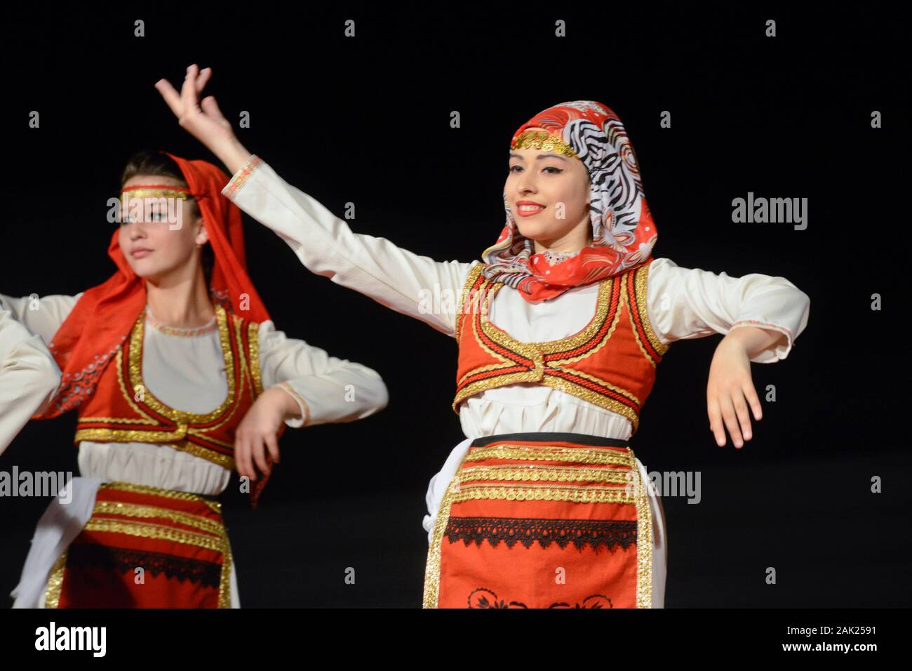 Albanische Volkstanzgruppe mit traditionellen Kostümen, feiert der Ramadan in Skopje, Mazedonien Stockfoto