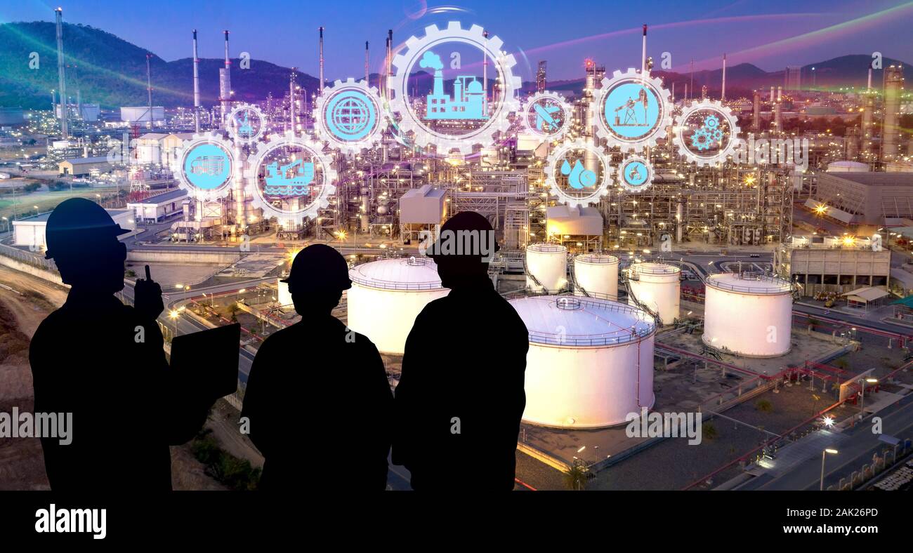 Die Silhouette des Engineering Teams arbeiten an Raffinerie als Konzept der Industrie 4.0 Stockfoto