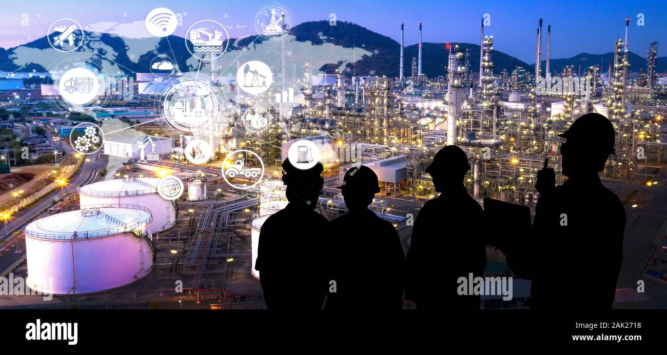 Die Silhouette des Engineering Teams arbeiten an Raffinerie als Konzept der Industrie 4.0 Stockfoto