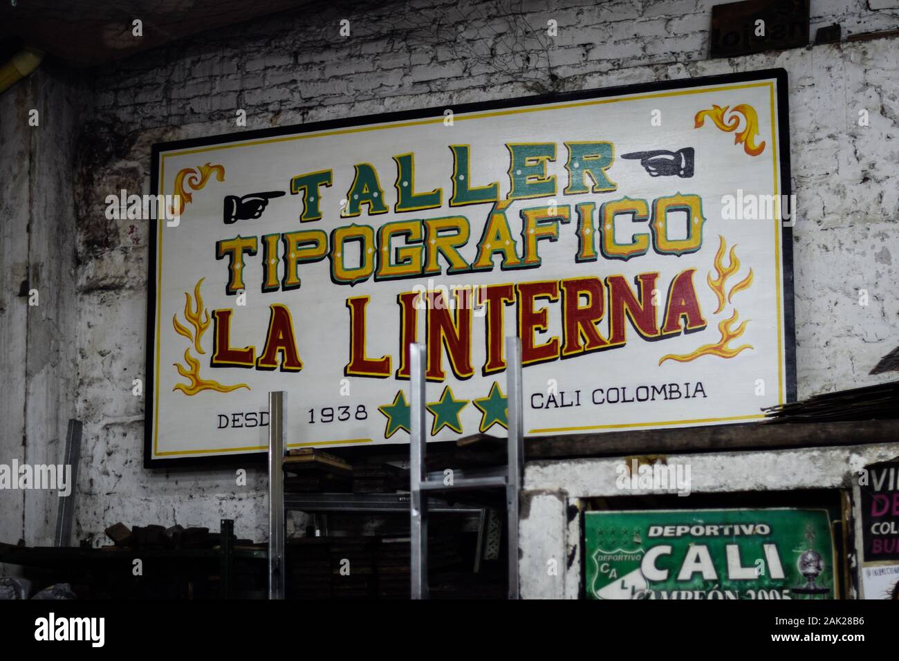 Carteles 'La linterna', alte Poster factory im Barrio San Antonio, Cali, Kolumbien Stockfoto