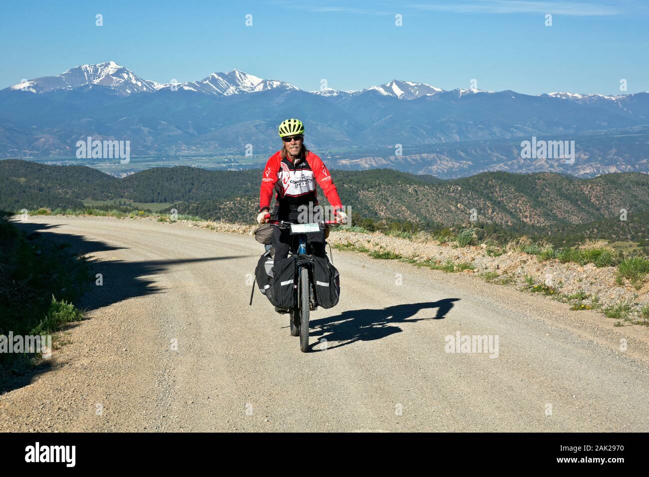 CO 00178-00... COLORADO - Radfahren ein gut gepflegt und gut abgestufte Straße mit Blick auf die sawatch Mountains von der Great Divide Mountain Bike Route Stockfoto