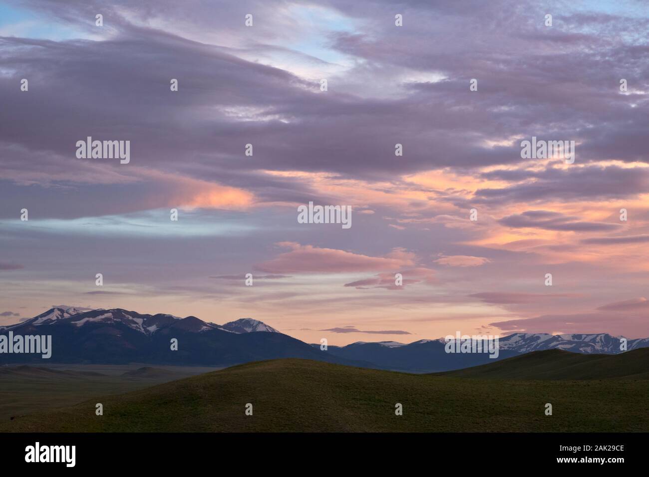 CO 00183-00... COLORADO - Amazing sunrise gesehen von einem verteilten Campingplatz oberhalb der Straße 15 über die Große Mountainbike Route teilen. Stockfoto