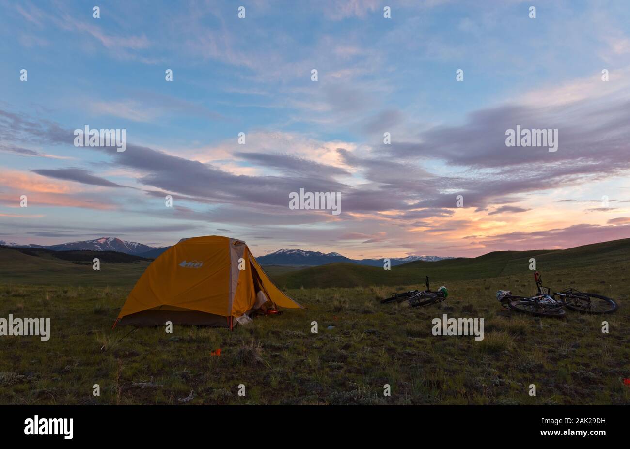 CO 00184-00... COLORADO - Amazing sunrise gesehen von einem verteilten Campingplatz oberhalb der Straße 15 über die Große Mountainbike Route teilen. Stockfoto