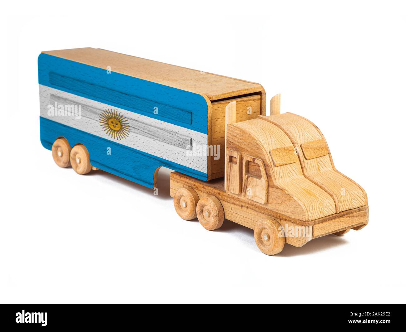 Nahaufnahme einer Holz Spielzeug-LKW mit einem gemalten Flagge Argentinien. Das Konzept der export-import, Transport, die Lieferung von Waren Stockfoto