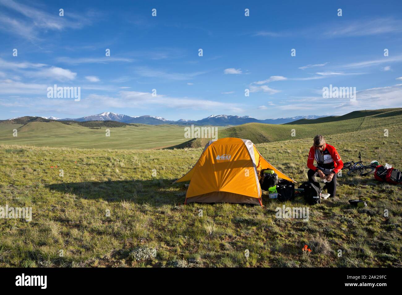 CO 00187-00... COLORADO - Radfahrer, die Verpackung und die Vorbereitung für die Reise nach Norden durch Como zu Boreas. Stockfoto