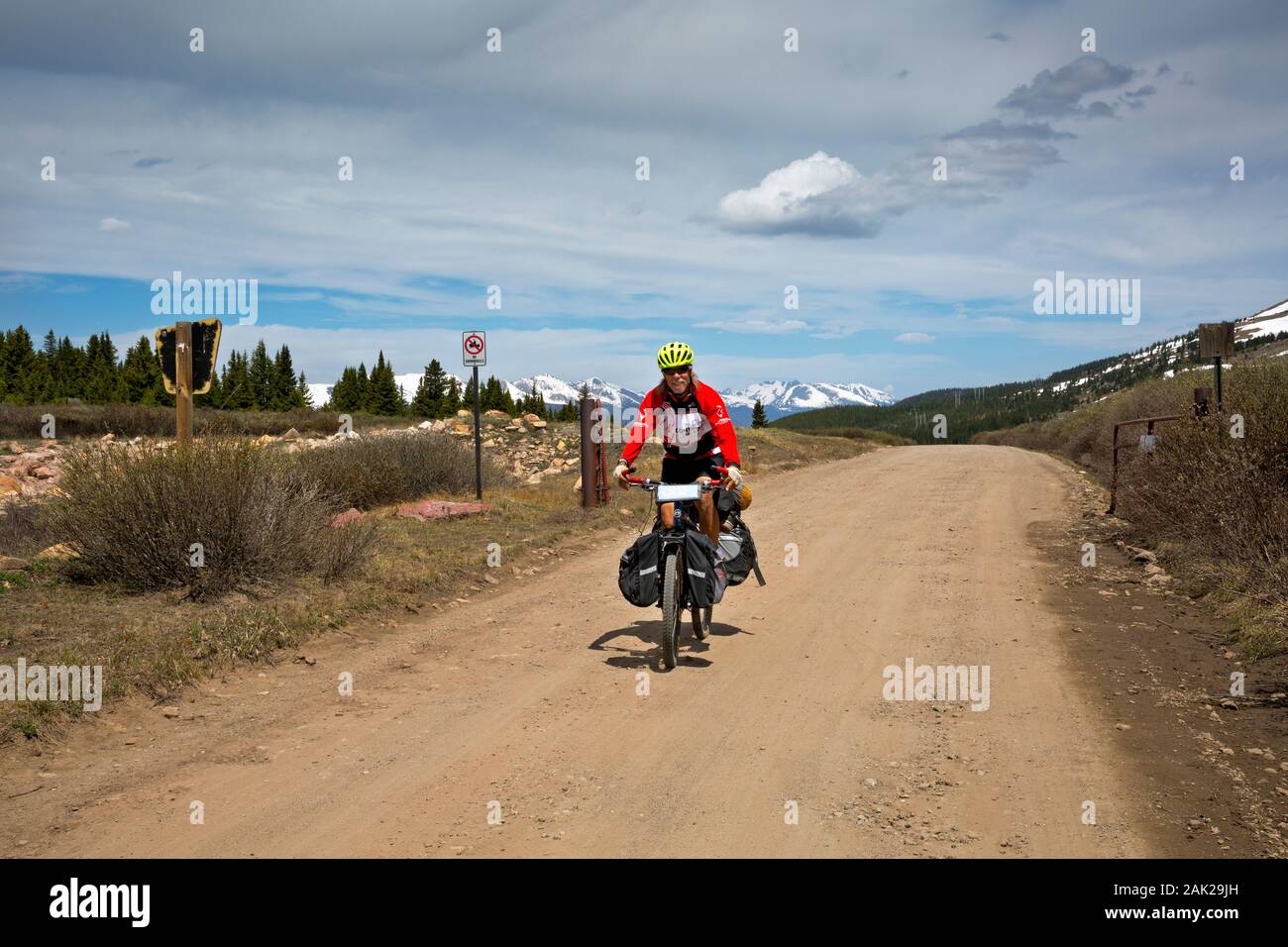 CO 00192-00... COLORADO - Radfahrer touring die Große Mountainbike Route bei 11,482 Fuß Boreas Pass Kluft auf dem Kontinentalen oben Breckenridge unterteilen. Stockfoto