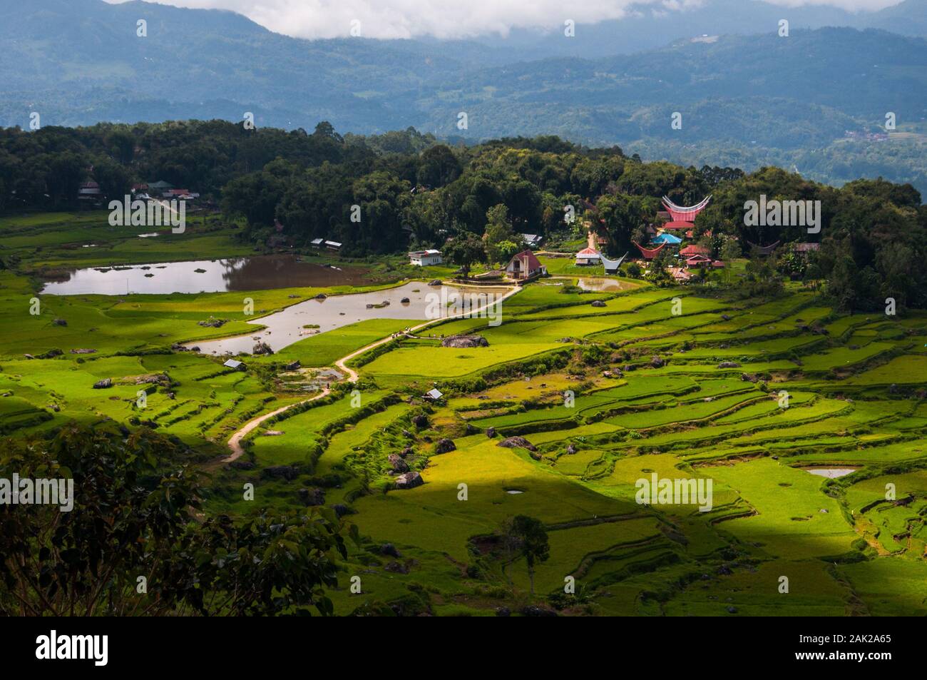 Panorama eines kleinen Dorfes in Battu Tumonga von Toraja in Indonesien. Stockfoto