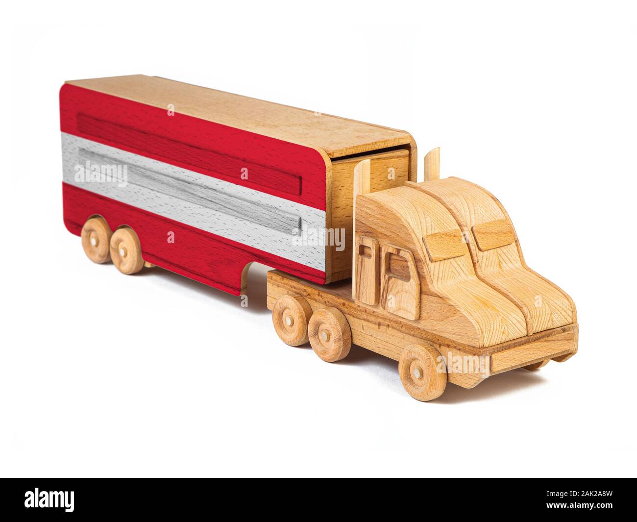 Nahaufnahme einer Holz Spielzeug-LKW mit einem gemalten Flagge Österreich. Das Konzept der export-import, Transport, die Lieferung von Waren Stockfoto