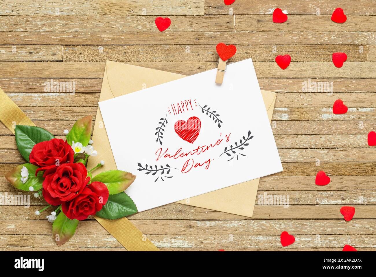 Mockup Brief und Umschlag auf Holz mit Happy valtentine Tag Text und rote Rosen und roten Herzen. Mock up für elegantes Design. Flach Draufsicht va Stockfoto
