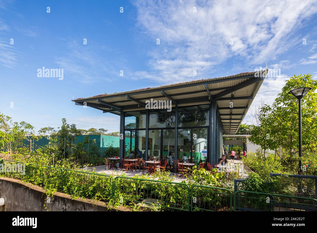 Cafe am Sembawang Hot Spring Park, Singapur Stockfoto