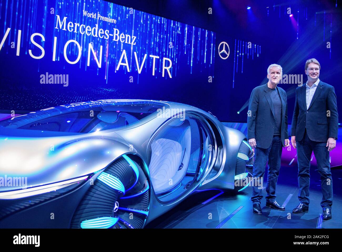 Las Vegas, USA. 06 Jan, 2020. Ola Källenius (r), Vorsitzender des Vorstands der Daimler AG, und James Cameron, Regisseur aus den USA, die "Vision AVTR' Concept Car auf der CES-Fachmesse präsentieren. Daimler hat das Fahrzeug in Zusammenarbeit mit der Hollywood Regisseur und der "Avatar" Film Team auf den Film "Avatar" entwickelt. Das Concept Car soll bisher unbekannte Möglichkeiten der Interaktion zwischen Mensch, Maschine und Umwelt - ein Motiv, das spielt auch eine wichtige Rolle im Film erschien 2009 zu demonstrieren. Credit: Andrej Sokolow/dpa/Alamy leben Nachrichten Stockfoto