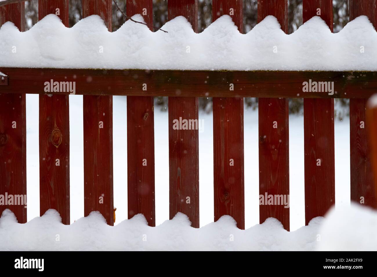 Ländliche Holzzaun bedeckt mit frisch gefallenen Schnee. Stockfoto