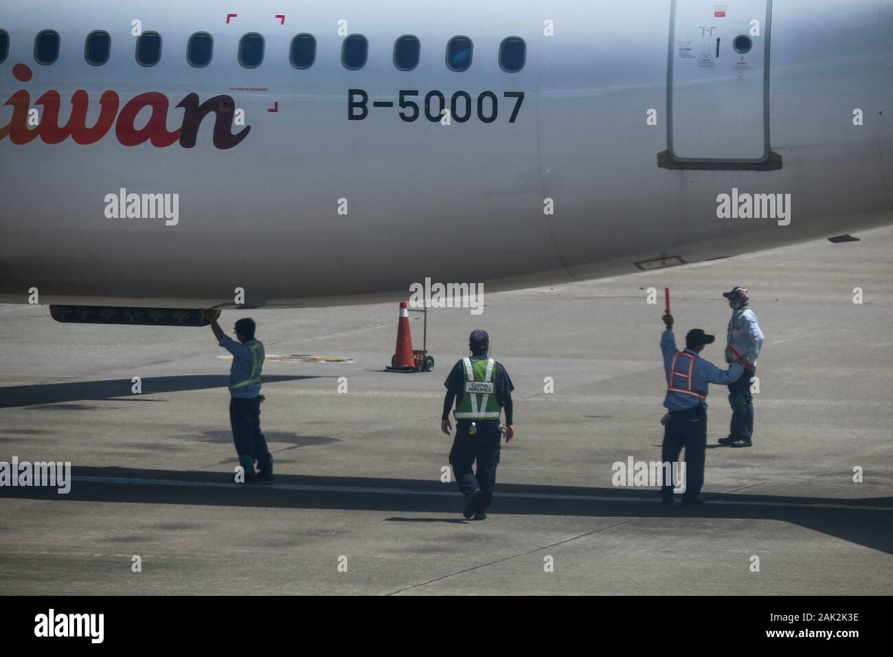 Flugzeugtechniker, Die Den Transport von Tiger Air A320 - Taoyuan International Airport - Taipeh, Taiwan, warten Stockfoto