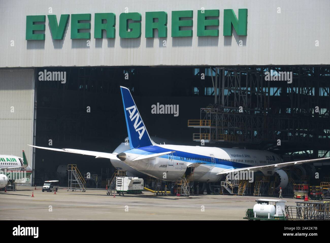 Das All Nippon Airways Flugzeug Wird In der Evergreen Garage repariert - Taoyuan International Airport - Taipeh, Taiwan Stockfoto