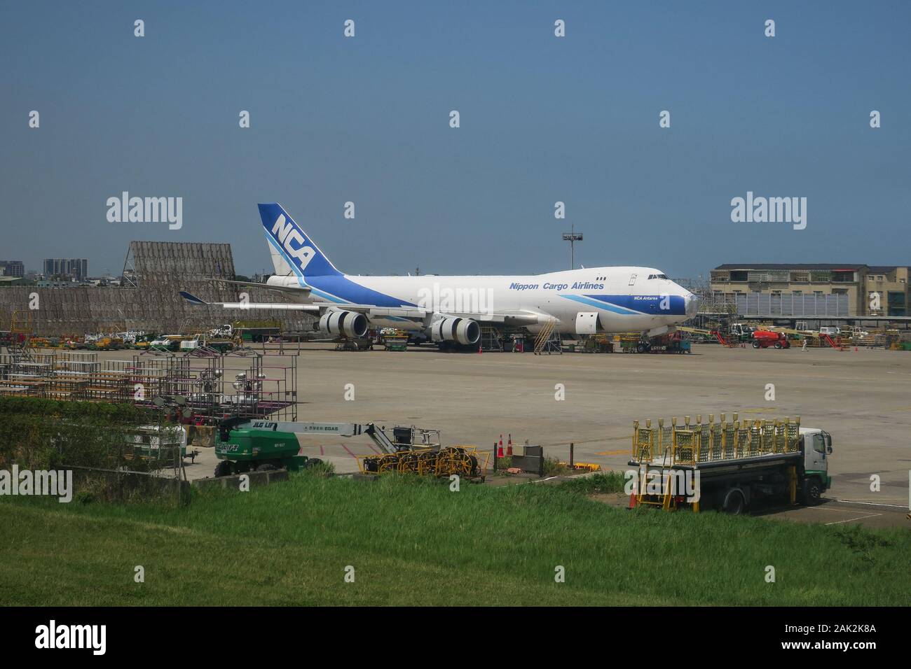 Flugzeug der Nippon Cargo Airlines auf Der Landebahn - internationaler Flughafen Taoyuan - Taipeh, Taiwan Stockfoto